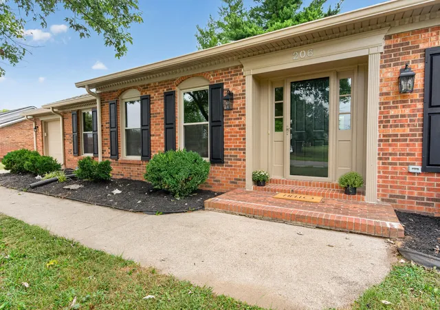 Photo 2 of Sale Pending at 206 E Edgewood Dr, Nicholasville, KY 40356 | MLS# 26026581 | Listing updated on 2026-10-13