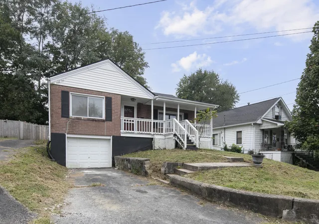 Photo 2 of Single family home for sale at 600 College St, Winchester, KY 40391 | MLS# 26026485 | Listing updated on 2026-10-13