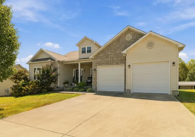 Photo 1 of Single family home for sale at 159 Cloyd Dr, London, KY 40741 | MLS# 26025787 | Listing updated on 2026-10-13