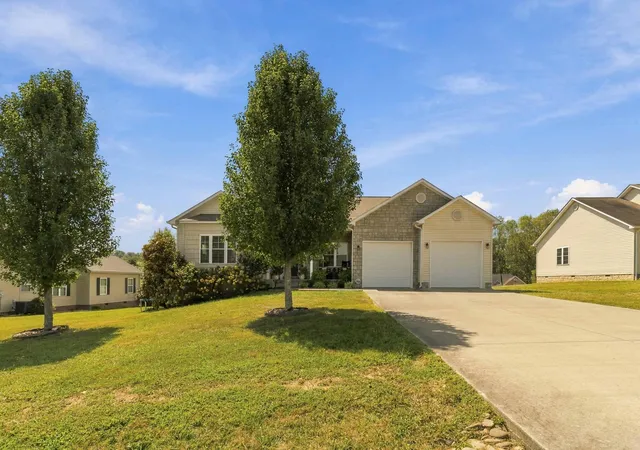 Photo 2 of Single family home for sale at 159 Cloyd Dr, London, KY 40741 | MLS# 26025787 | Listing updated on 2026-10-13