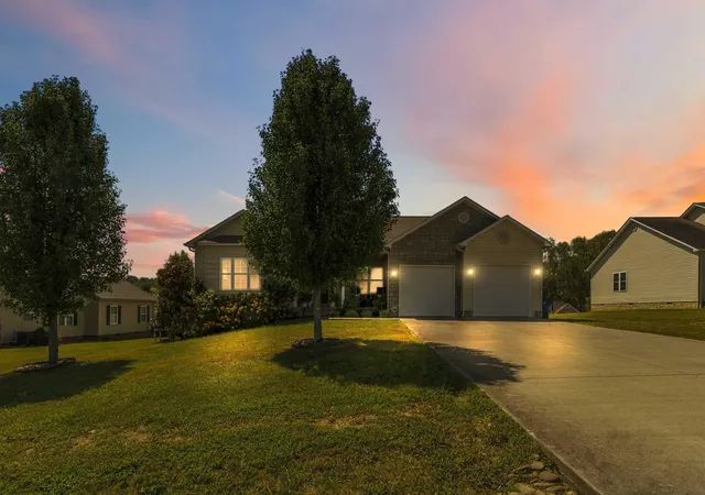 Photo 3 of Single family home for sale at 159 Cloyd Dr, London, KY 40741 | MLS# 26025787 | Listing updated on 2026-10-13