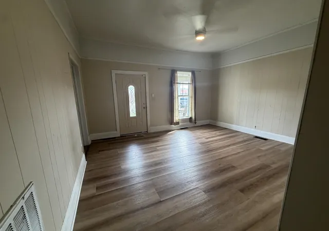 Photo 3 of Single family home for sale at 409 S Cleveland Ave, Hopkinsville, KY 42240 | MLS# 26025642 | Listing updated on 2026-10-09