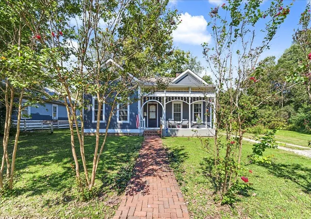 Photo 3 of Single family home for sale at 852 Kentucky Ave, Frankfort, KY 40601 | MLS# 26025920 | Listing updated on 2026-10-13