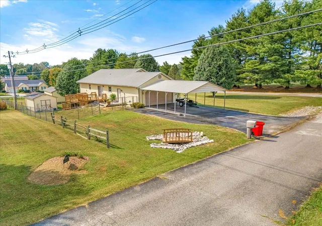 Photo 3 of Single family home for sale at 3000 Warm Springs Dr, London, KY 40744 | MLS# 26025819 | Listing updated on 2026-10-19