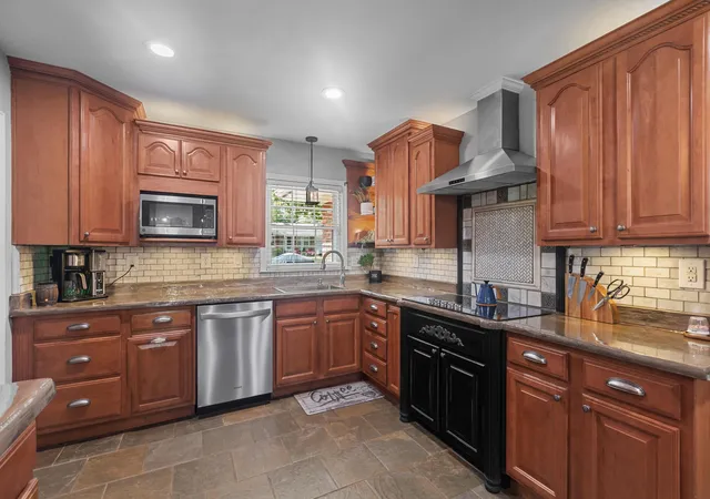 Photo 2 of Sale Pending at 151 Pinehurst Dr, Frankfort, KY 40601 | MLS# 26025777 | Listing updated on 2026-10-13