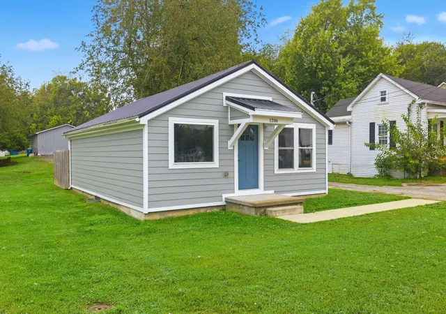 Photo 3 of Sale Pending at 1206 Sycamore St, Danville, KY 40422 | MLS# 26026636 | Listing updated on 2026-10-13