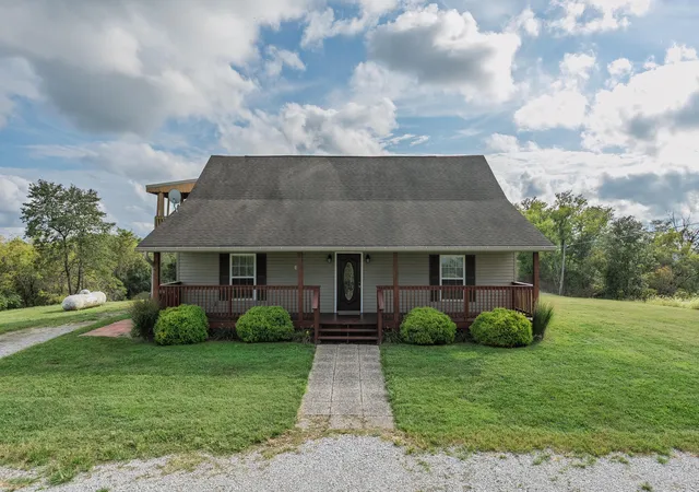 Photo 1 of Single family home for sale at 3926 Hogg Ridge Rd, Williamstown, KY 41097 | MLS# 26025852 | Listing updated on 2026-10-13