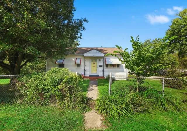 Photo 1 of Single family home for sale at 202 Lyons Dr, Frankfort, KY 40601 | MLS# 26026264 | Listing updated on 2026-10-13