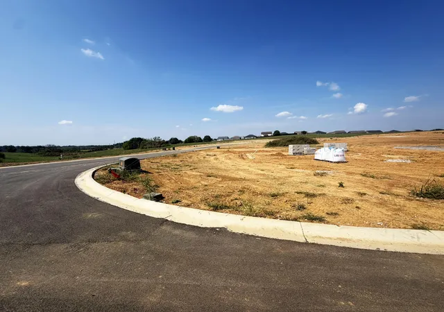 Photo 2 of Single family home for sale at 460 Lands End Dr, Berea, KY 40403 | MLS# 26025757 | Listing updated on 2026-10-13