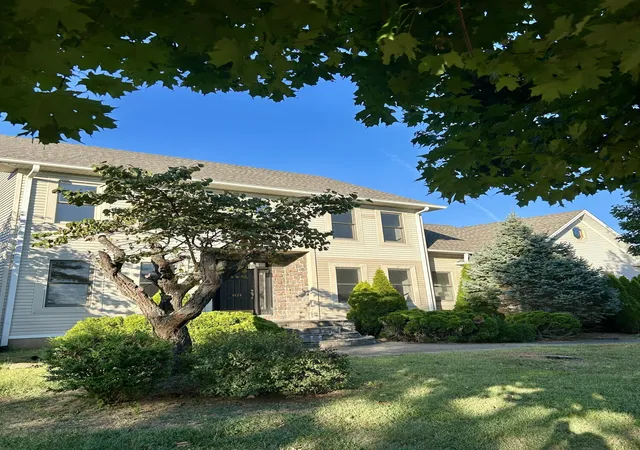 Photo 2 of Single family home for sale at 1424 Redwood Ct, Hopkinsville, KY 42240 | MLS# 26025927 | Listing updated on 2026-10-08