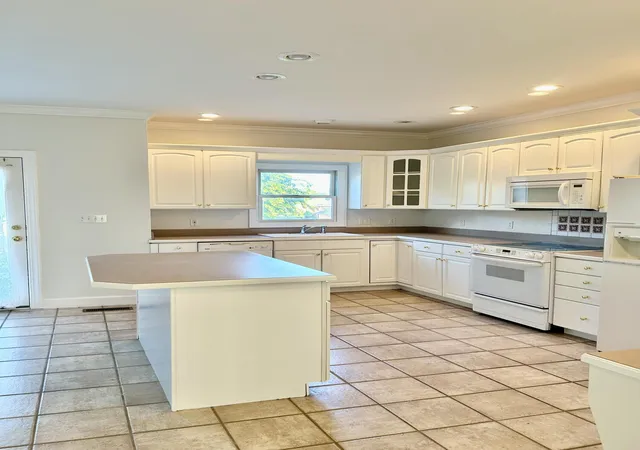 Photo 3 of Single family home for sale at 1424 Redwood Ct, Hopkinsville, KY 42240 | MLS# 26025927 | Listing updated on 2026-10-08