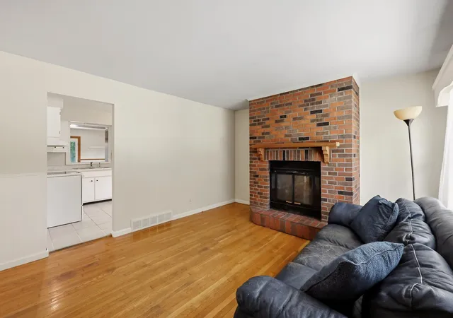 Photo 3 of Single family home for sale at 1877 Wickland Dr, Lexington, KY 40505 | MLS# 26025790 | Listing updated on 2026-10-19