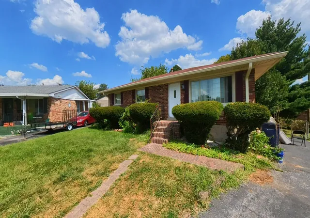 Photo 3 of Sale Pending at 501 Kildare Ct, Lexington, KY 40511 | MLS# 26025896 | Listing updated on 2026-10-13