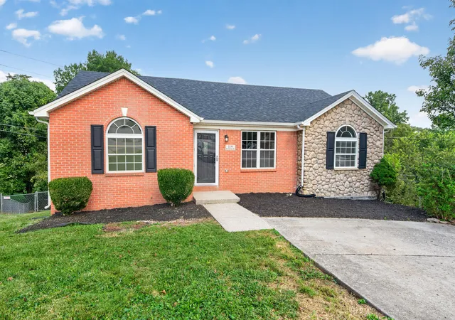Photo 2 of Single family home for sale at 119 River Oak Dr, Frankfort, KY 40601 | MLS# 26025937 | Listing updated on 2026-10-23