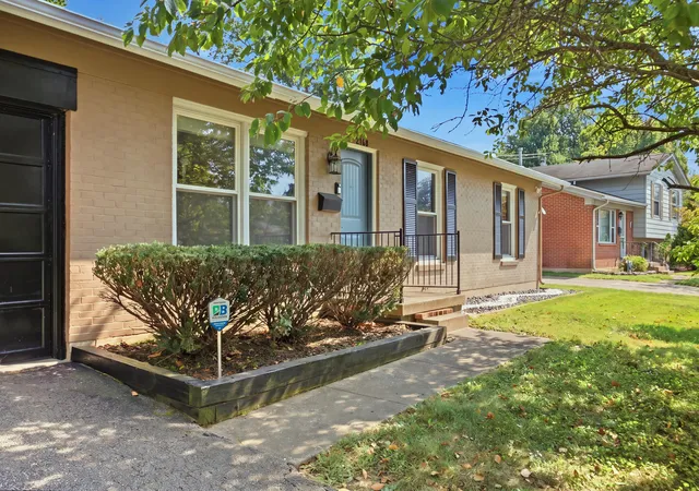 Photo 3 of Sale Pending at 2168 Lansill Rd, Lexington, KY 40504 | MLS# 26025863 | Listing updated on 2026-10-17