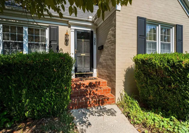 Photo 2 of Single family home for sale at 335 Queensway Dr, Lexington, KY 40502 | MLS# 26025906 | Listing updated on 2026-10-13