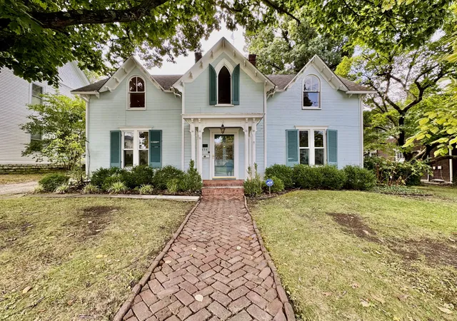 Photo 1 of Single family home for sale at 454 W Lexington Ave, Danville, KY 40422 | MLS# 26026015 | Listing updated on 2026-10-13