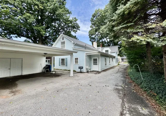 Photo 3 of Single family home for sale at 454 W Lexington Ave, Danville, KY 40422 | MLS# 26026015 | Listing updated on 2026-10-13
