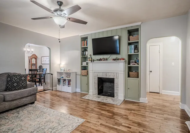 Photo 2 of Sale Pending at 220 Beechwood Ave, Frankfort, KY 40601 | MLS# 26026001 | Listing updated on 2026-10-13