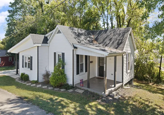 Photo 1 of Single family home for sale at 111 Lair St, Somerset, KY 42501 | MLS# 26026303 | Listing updated on 2026-10-13