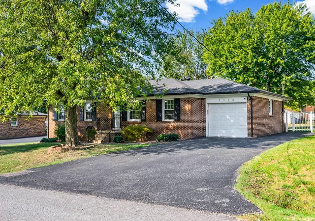 Photo 1 of Single family home for sale at 3913 Tanglewood Dr, Hopkinsville, KY 42240 | MLS# 26026049 | Listing updated on 2026-10-19