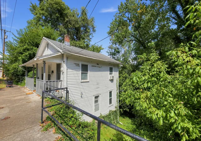 Photo 3 of Single family home for sale at 235 E 4th Street, Maysville, KY 41056 | MLS# 26026089 | Listing updated on 2026-10-21