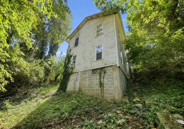Photo 4 of Single family home for sale at 235 E 4th Street, Maysville, KY 41056 | MLS# 26026089 | Listing updated on 2026-10-21