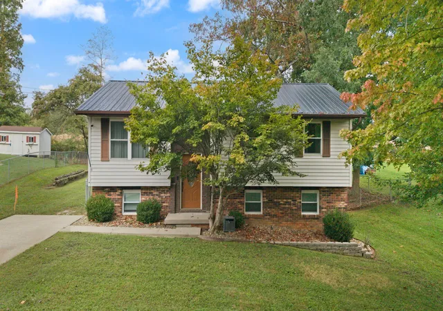 Photo 2 of Single family home for sale at 304 Northland Dr, Corbin, KY 40701 | MLS# 26026207 | Listing updated on 2026-10-19