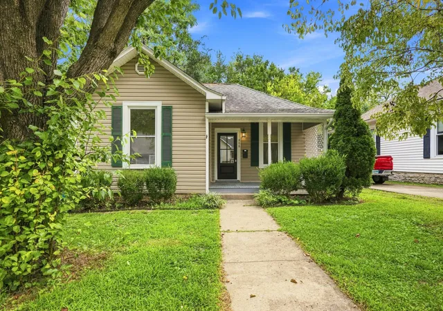 Photo 3 of Sale Pending at 408 Locust St, Danville, KY 40422 | MLS# 26026202 | Listing updated on 2026-10-13