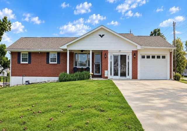 Single family home for sale at 237 Magnolia Ave, Somerset, KY 42503 | MLS# 26026133