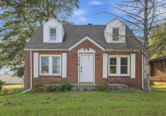 Photo 1 of Single family home for sale at 637 N 4th Street, Murray, KY 42071 | MLS# 26026214 | Listing updated on 2026-10-18