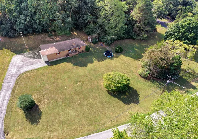 Photo 2 of Single family home for sale at 1033 Sanderson Dr, Hopkinsville, KY 42240 | MLS# 26026169 | Listing updated on 2026-10-18