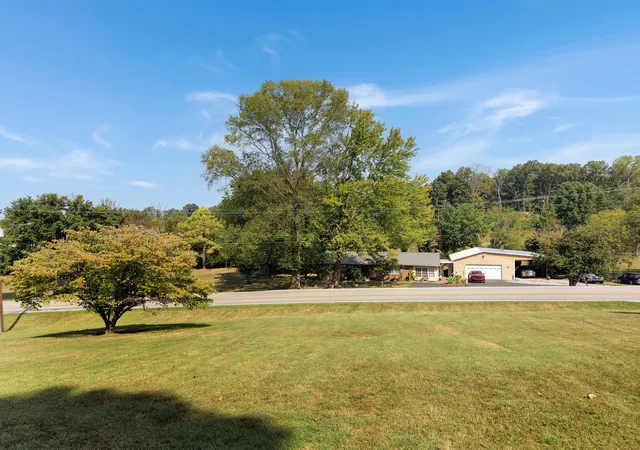 Photo 3 of Single family home for sale at 1033 Sanderson Dr, Hopkinsville, KY 42240 | MLS# 26026169 | Listing updated on 2026-10-18