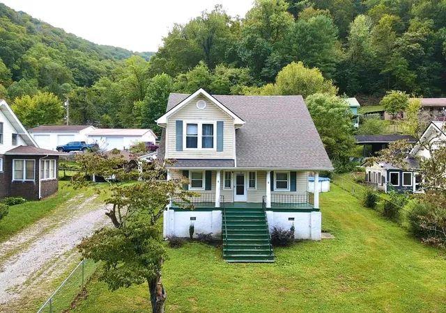 Photo 1 of Single family home for sale at 412 Poplar Ter, Harlan, KY 40831 | MLS# 26026305 | Listing updated on 2026-10-13