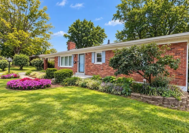 Photo 3 of Single family home for sale at 1037 Algonquin Trl, Frankfort, KY 40601 | MLS# 26026411 | Listing updated on 2026-10-19