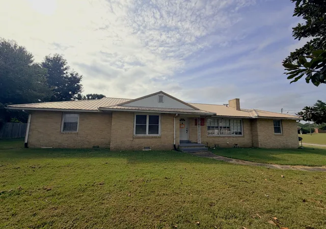 Photo 1 of Sale Pending at 1516 W Broadway, Mayfield, KY 42066 | MLS# 26026350 | Listing updated on 2026-10-15