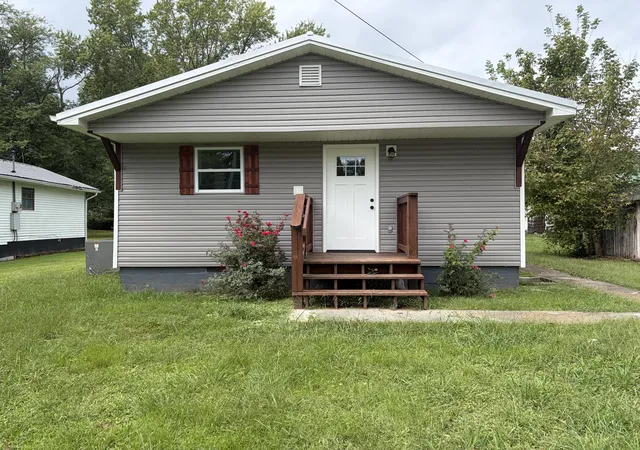Photo 1 of Single family home for sale at 1801 & 1801 1/2 Exeter Ave, Middlesboro, KY 40965 | MLS# 26026368 | Listing updated on 2026-09-24