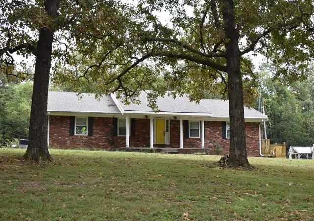 Single family home for sale at 948 Kendall Rd, Mayfield, KY 42066 | MLS# 26026418