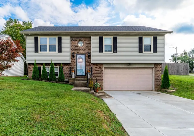 Photo 1 of Single family home for sale at 609 W Barlow Dr, Winchester, KY 40391 | MLS# 26026446 | Listing updated on 2026-10-13