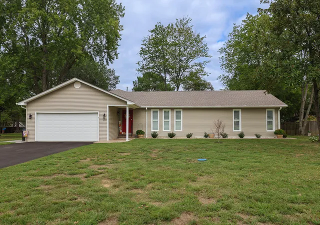 Photo 1 of Sale Pending at 4350 Wellingborough Ln, Paducah, KY 42003 | MLS# 26026439 | Listing updated on 2026-10-08