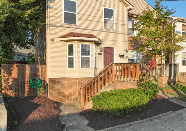 Townhouse for sale at 841 W Maxwell St, Lexington, KY 40508 | MLS# 26026529