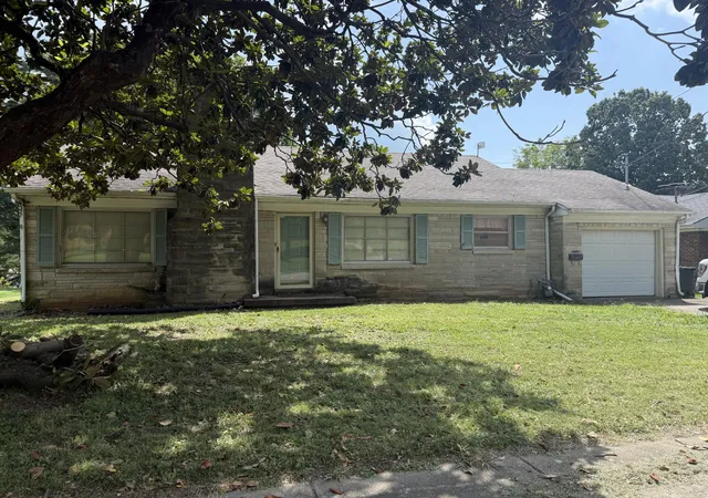 Photo 1 of Single family home for sale at 212 Lexington St, Lancaster, KY 40444 | MLS# 26026454 | Listing updated on 2026-10-13