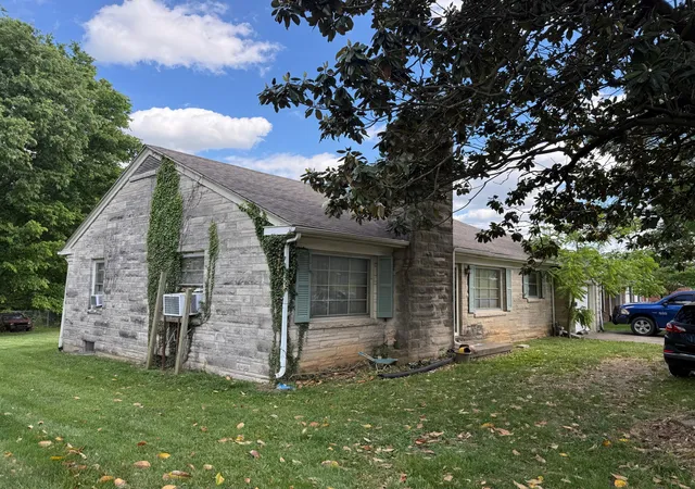 Photo 3 of Single family home for sale at 212 Lexington St, Lancaster, KY 40444 | MLS# 26026454 | Listing updated on 2026-10-13