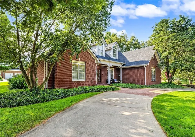 Photo 2 of Sale Pending at 519 Country Ln, Frankfort, KY 40601 | MLS# 26026598 | Listing updated on 2026-10-13