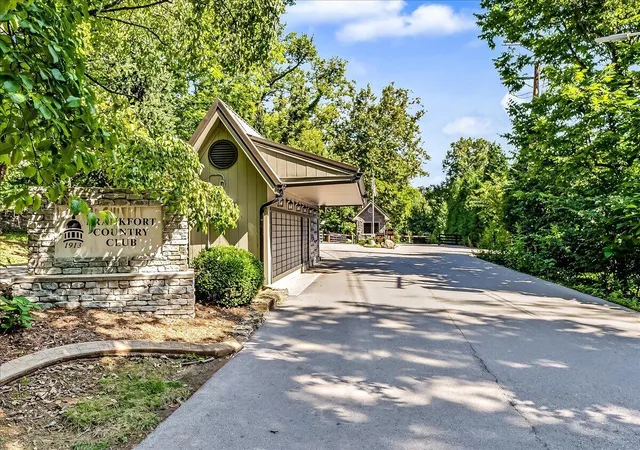 Photo 3 of Sale Pending at 519 Country Ln, Frankfort, KY 40601 | MLS# 26026598 | Listing updated on 2026-10-13
