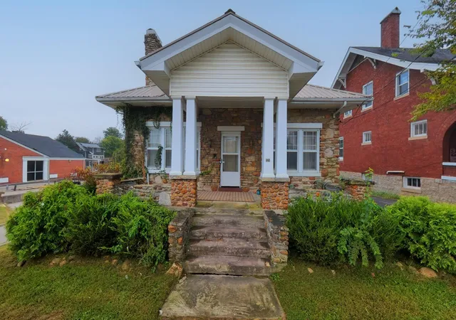 Photo 1 of Sale Pending at 326 W Lexington Ave, Winchester, KY 40391 | MLS# 26026771 | Listing updated on 2026-10-16
