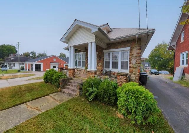 Photo 2 of Sale Pending at 326 W Lexington Ave, Winchester, KY 40391 | MLS# 26026771 | Listing updated on 2026-10-16