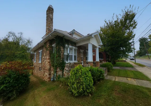 Photo 3 of Sale Pending at 326 W Lexington Ave, Winchester, KY 40391 | MLS# 26026771 | Listing updated on 2026-10-16