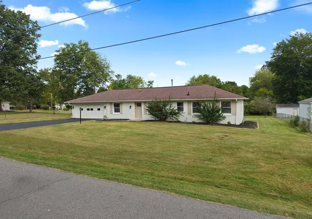 Photo 2 of Single family home for sale at 739 Eden Dr, Paducah, KY 42003 | MLS# 26026760 | Listing updated on 2026-10-28