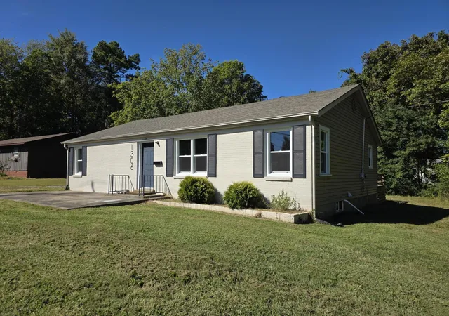 Photo 1 of Single family home for sale at 1306 Story Ave, Murray, KY 42071 | MLS# 26027069 | Listing updated on 2026-10-13